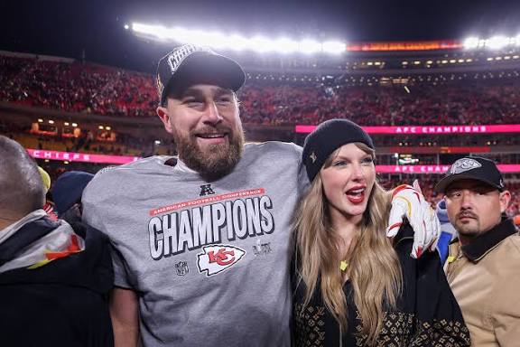 Breaking news: Under Mounting Attention, Swift and Kelce Take Their Relationship One Step at a Time... Full Details